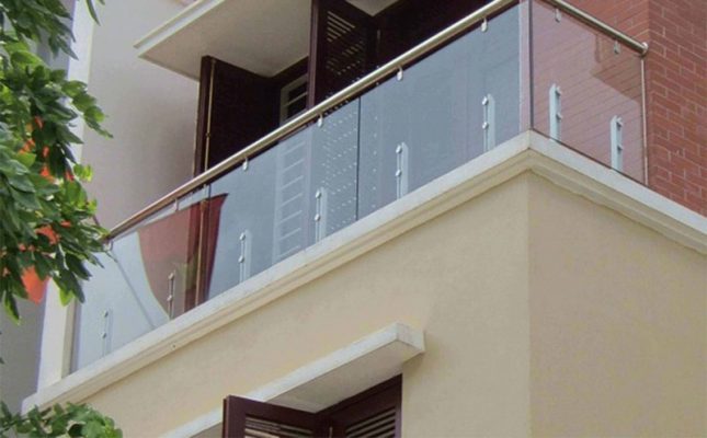 Lan can cầu thang kính cường lực
