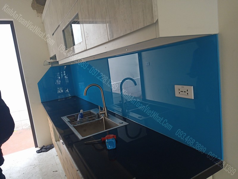Mẫu Kính Bếp Màu Xanh Nước Biển