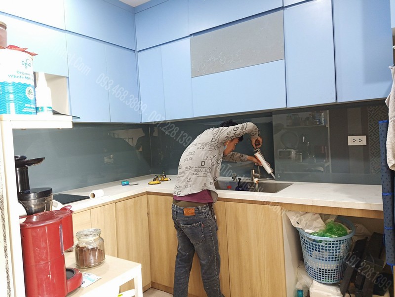 Mẫu Kính Bếp Đẹp Màu Ghi