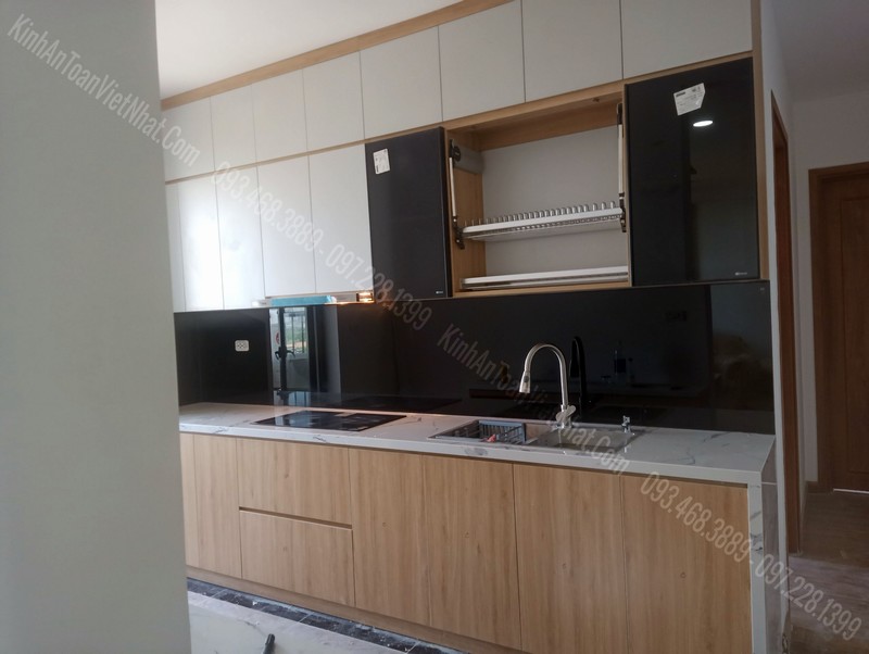Mẫu Kính Cường Lực Nhà Bếp Màu Đen