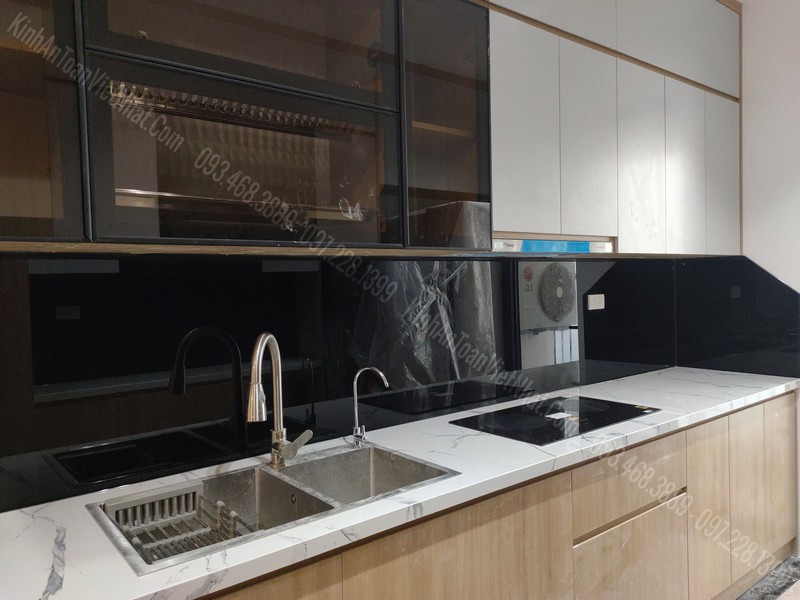 Mẫu Kính Cường Lực Ốp Bếp Màu Đen