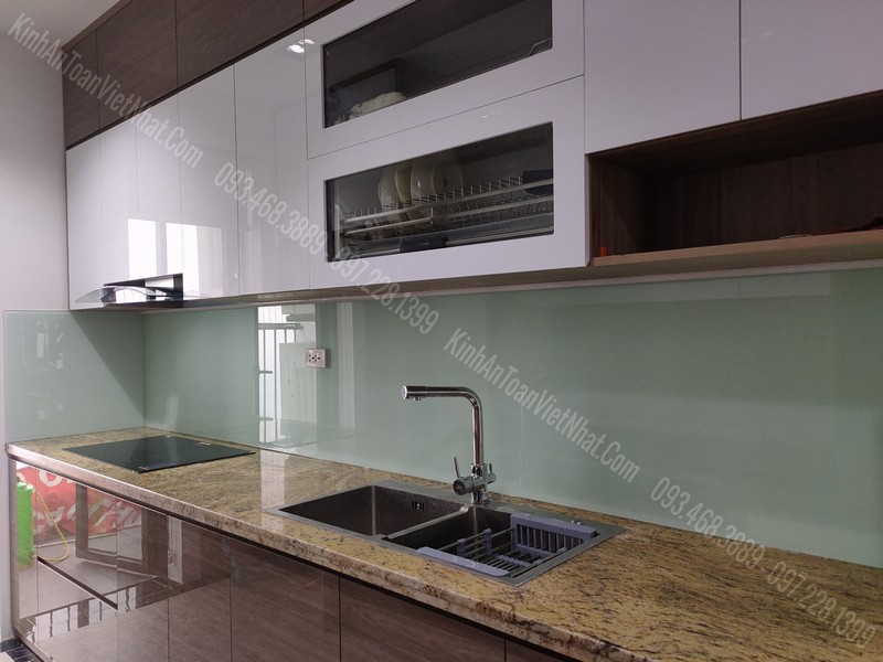 Mẫu Kính Chịu Nhiệt Nhà Bếp Màu Trắng Sữa