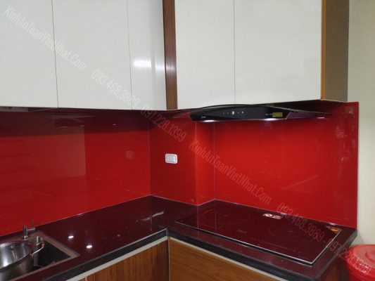 Mẫu Kính Dán Bếp Màu Đỏ Tươi
