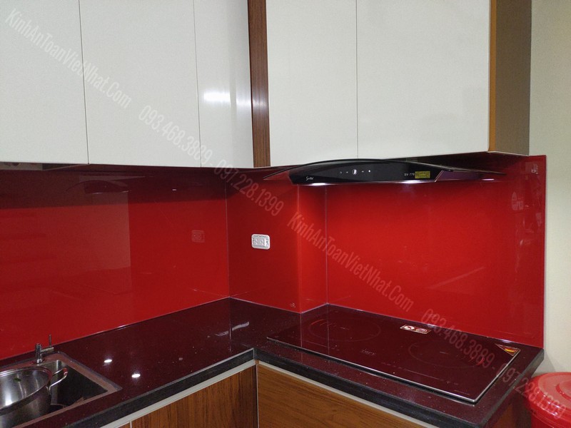 Mẫu Kính Dán Bếp Màu Đỏ Tươi