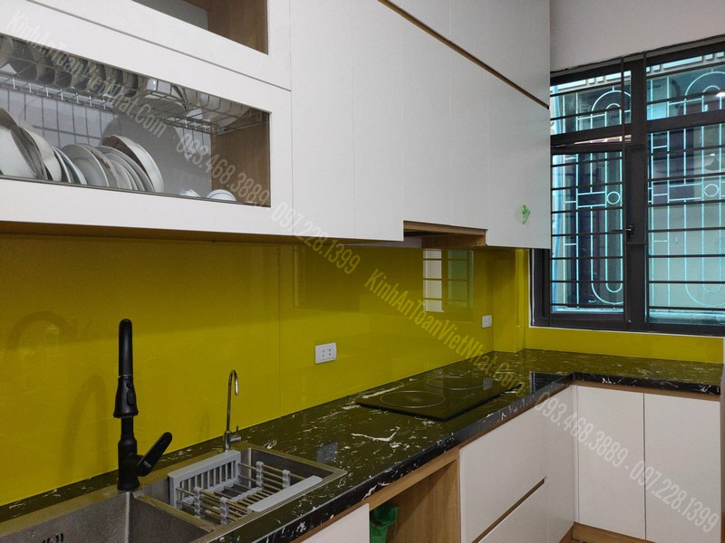 Mẫu Kính Dán Tường Bếp Màu Vàng Chanh