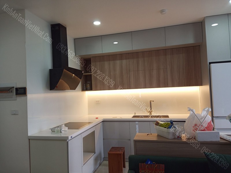 Mẫu Kính Màu Bếp Màu Trắng Sữa - Kính Siêu Trong