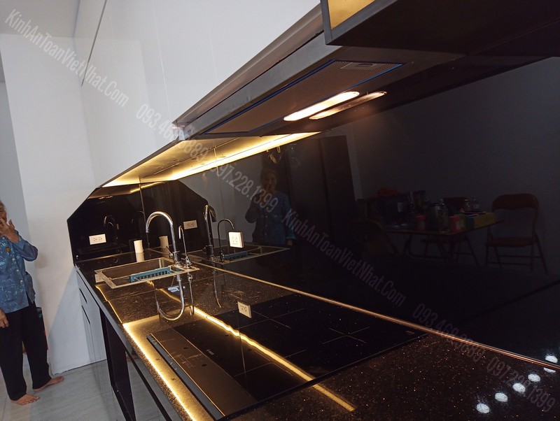 Mẫu Kính Màu Ốp Tường Bếp Màu Đen