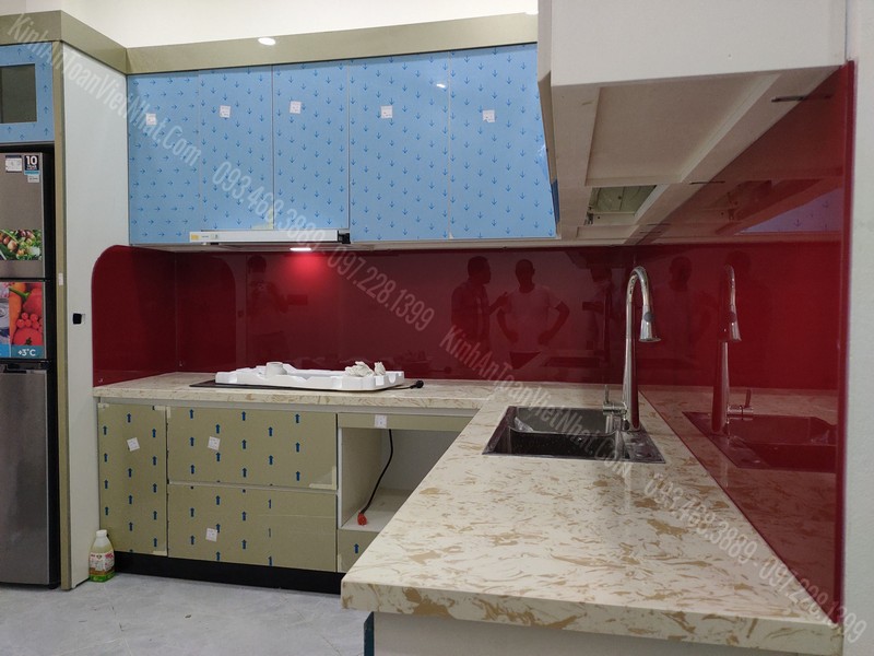 Mẫu Kính Nhà Bếp Màu Đỏ Rubi