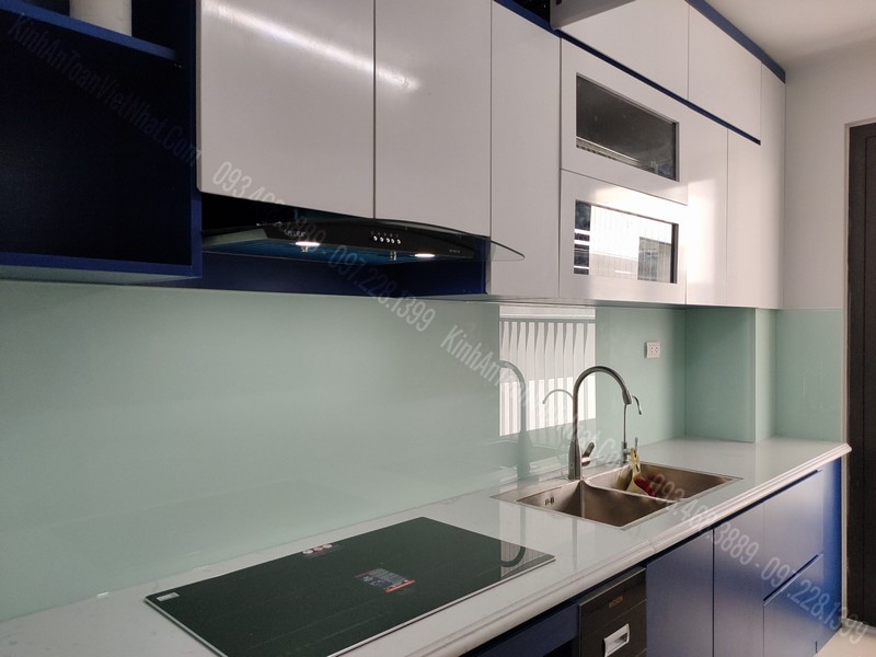 Mẫu Kính Ốp Bếp Màu Trắng Xanh