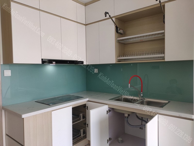 Mẫu Kính Ốp Bếp Đẹp Màu Nhũ Xanh Ngọc