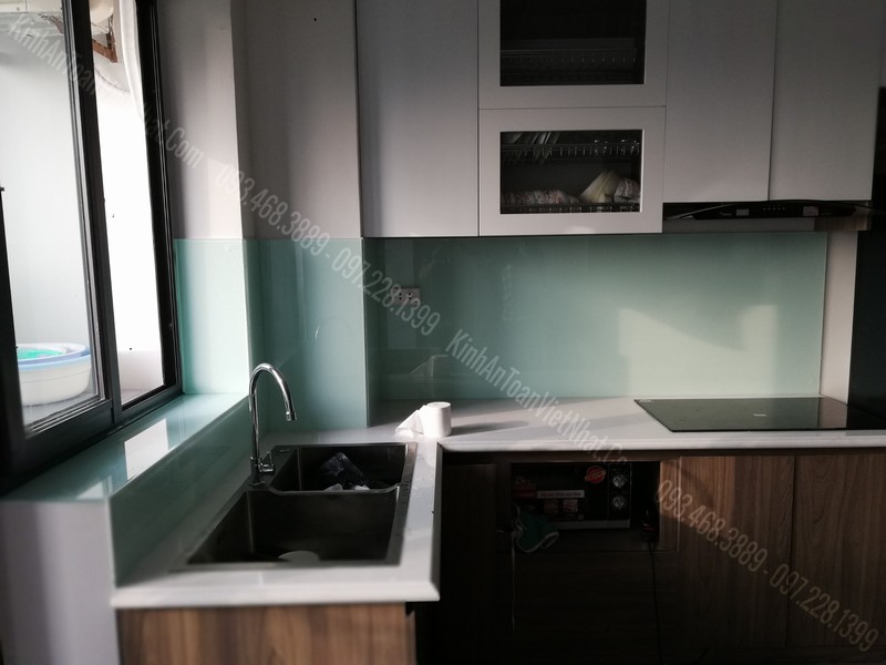 Kính Màu Ốp Bếp Trắng Xanh - Kính Ốp Bếp Kim Sa Trắng Xanh