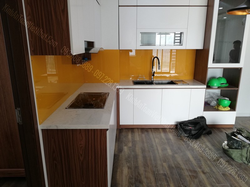 Kính màu ốp bếp giúp cân bằng yếu tố phong thủy