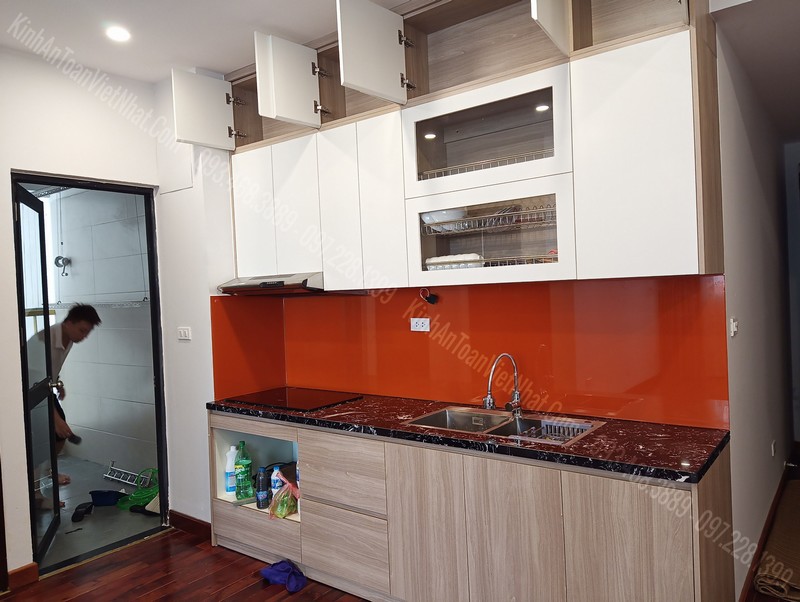 Mẫu Kính Ốp Nhà Bếp Màu Cam Đỏ