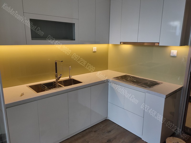 Kính Sơn Màu Ốp Bếp Màu Vàng Sữa