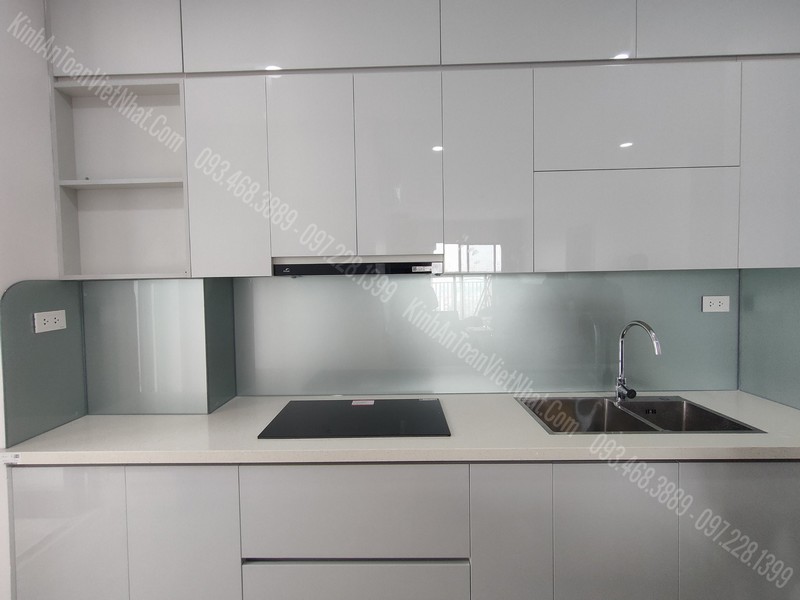 Kính Ốp Tường Tủ Bếp Màu Nhũ Bạc