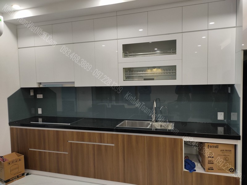 Mẫu Kính Sơn Màu Ốp Bếp Màu Ghi