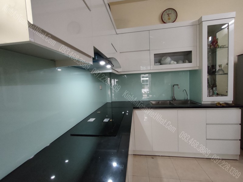 Mẫu Kính Sơn Ốp Bếp Màu Trắng Xanh