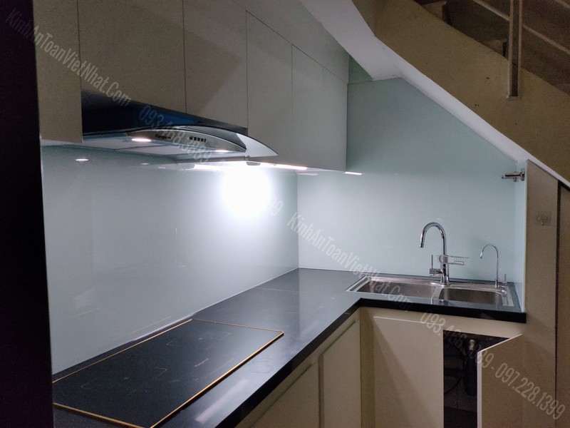 Cách Thi Công Kính Ốp Bếp Màu Trắng Sữa
