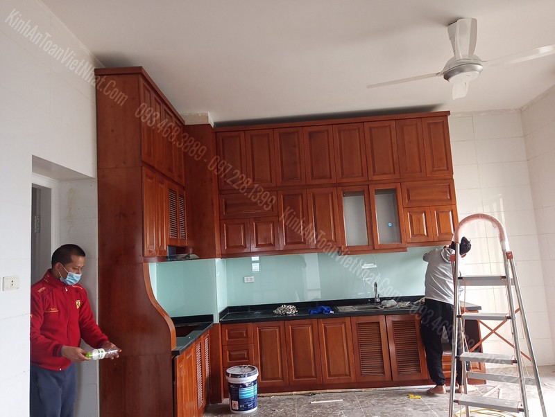 Mẫu Kính Ốp Bếp Đẹp Màu Trắng Xanh