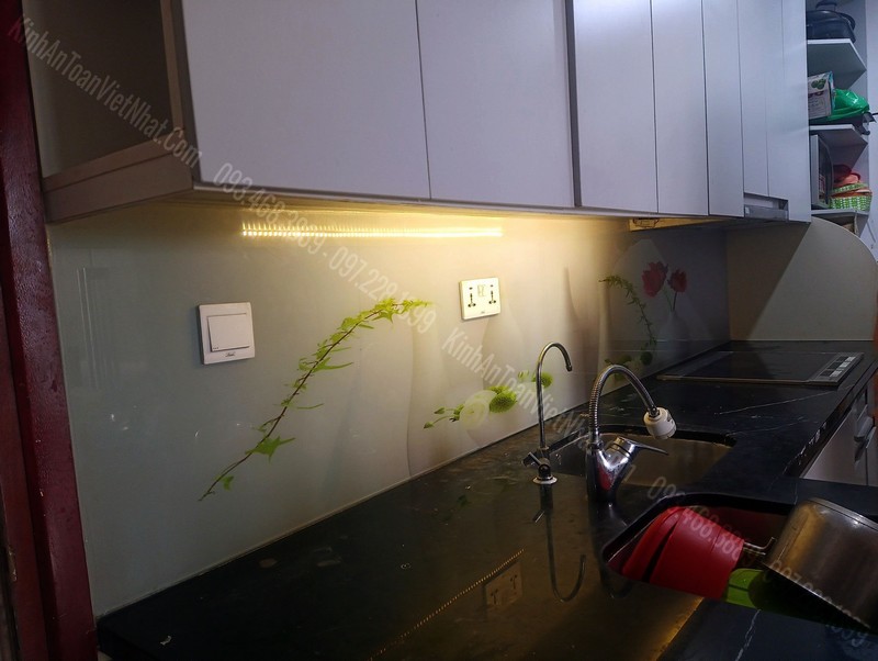 Nên Chọn Kính Ốp Bếp Màu Gì ? Kính Ốp Bếp 3D