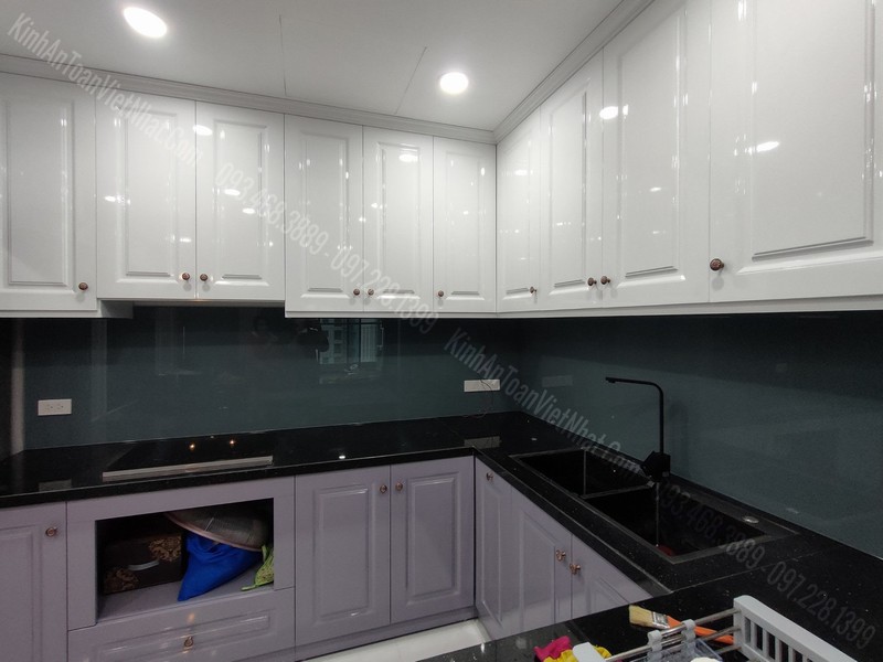 Những Màu Kính Ốp Bếp Đẹp Màu Ghi