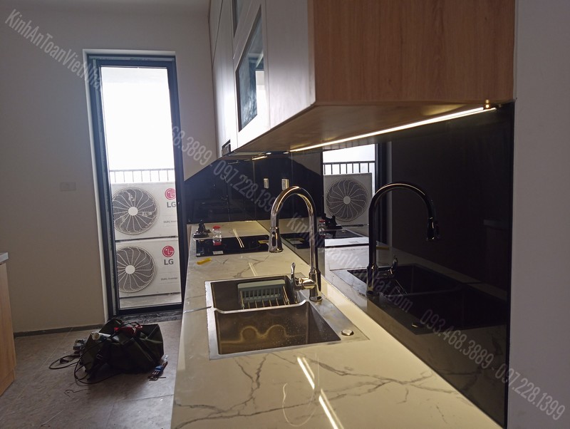 Mẫu Ốp Bếp Màu Đen