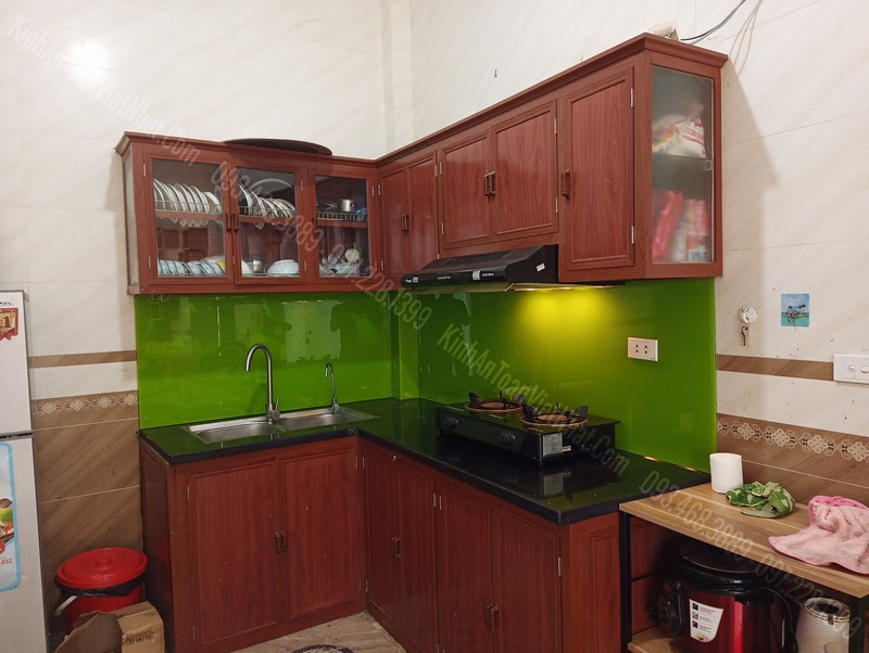 Mẫu Ốp Kính Bếp Màu Xanh Non