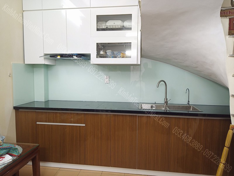Ốp Tường Bếp Bằng Kính Màu Trăng Xanh
