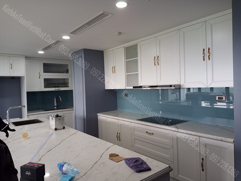 Mẫu Kính Ốp Tường Bếp Màu Ghi Đẹp