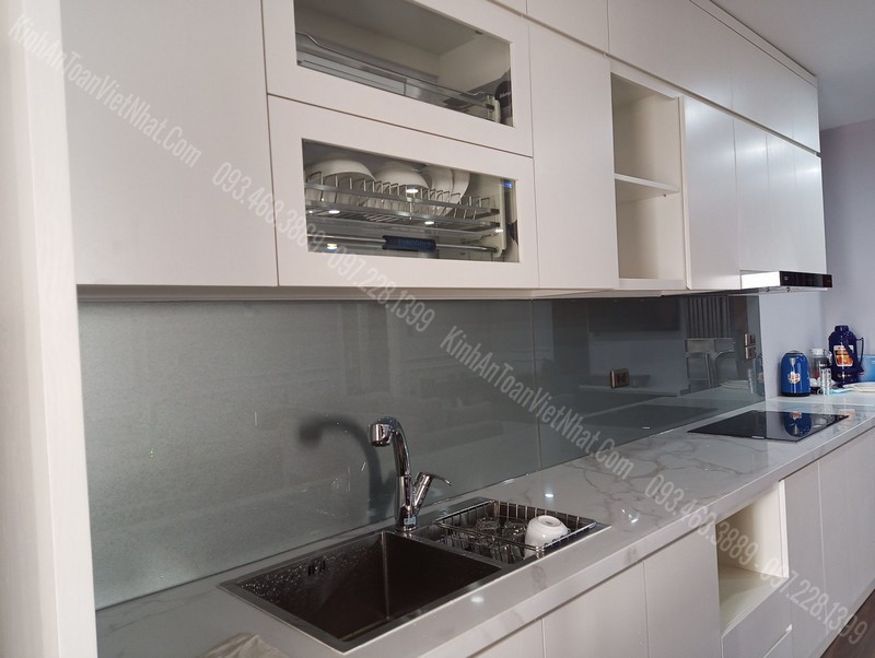 Báo Giá Kính Ốp Bếp Màu Nhũ Bạc