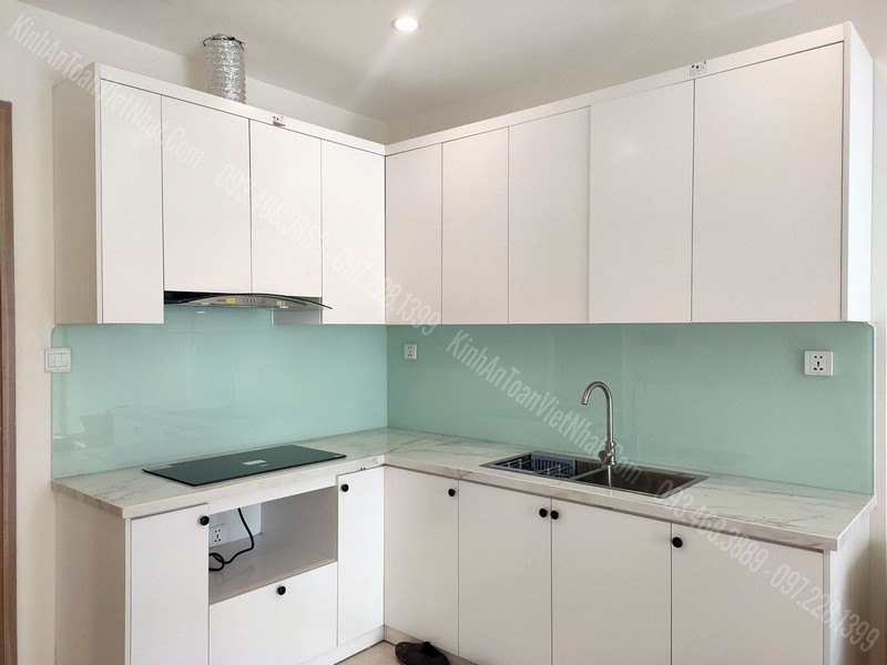 Các Loại Kính Ốp Bếp Màu Trắng Xanh
