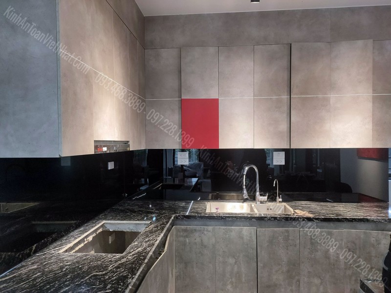 Cách Ốp Kính Vào Tường Màu Đen