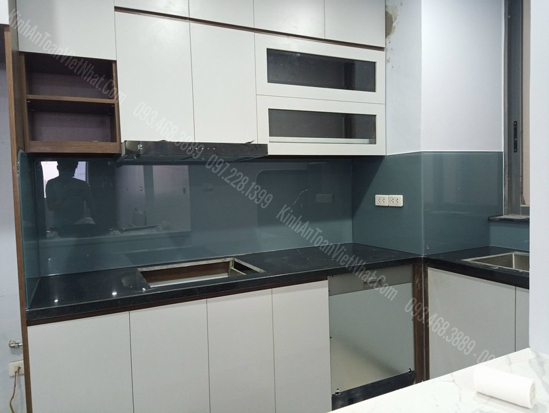 Cách Thi Công Kính Ốp Bếp Màu Ghi
