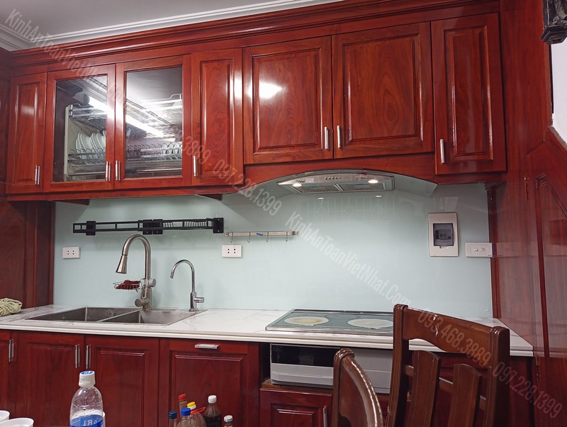 Giá Kính Cường Lực Ốp Bếp Màu Trắng Xanh