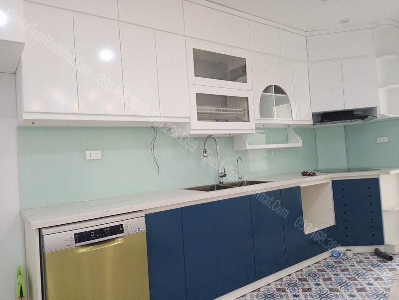 Giá Kính Màu Ốp Bếp Màu Trắng Xanh
