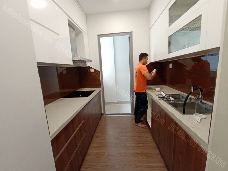 Mẫu Kính Ốp Bếp Màu Nâu Đẹp