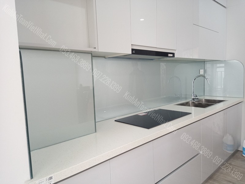 Kính Ốp Tường Tủ Bếp Màu Nhũ Bạc
