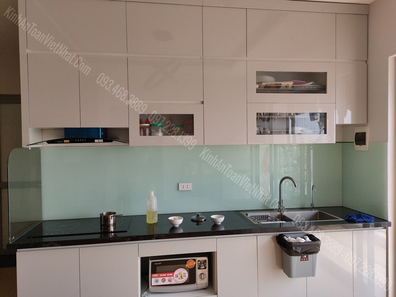 Mẫu Kính Sơn Màu Ốp Bếp Trắng Xanh