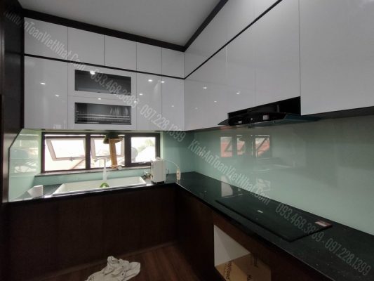 Kính Sơn Ốp Bếp Kim Sa Trắng Xanh