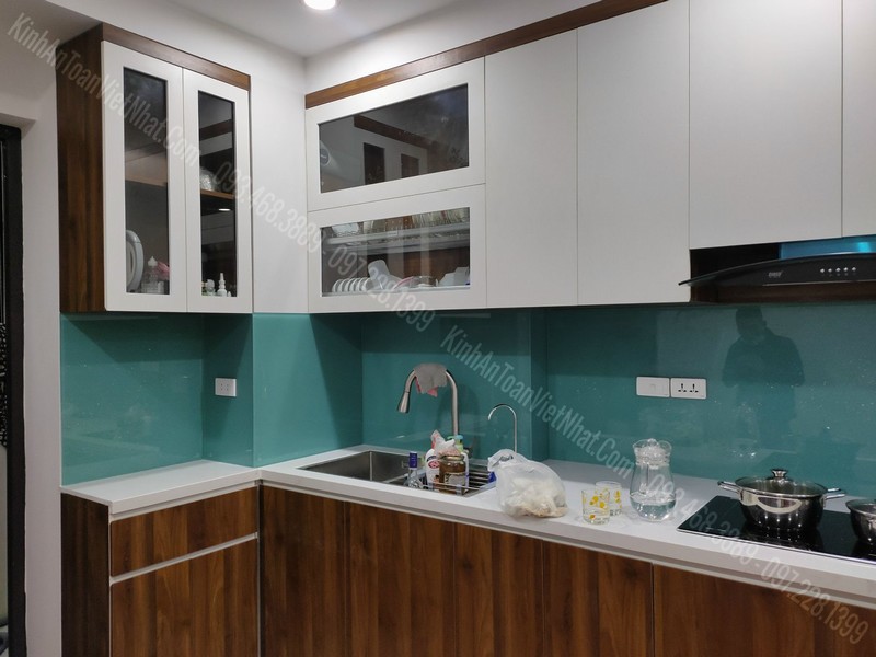 Giá Kính Bếp Màu Xanh Ngọc