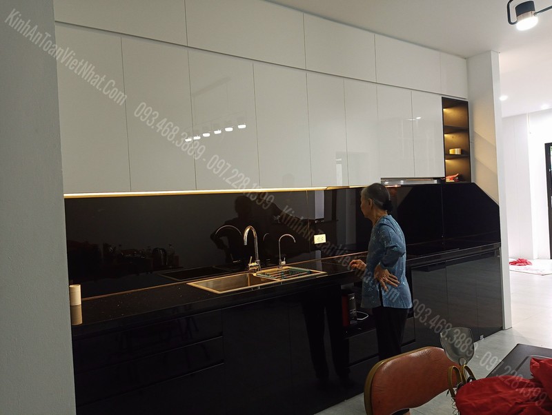 Những Màu Kính Ốp Bếp Đẹp - Màu Đen