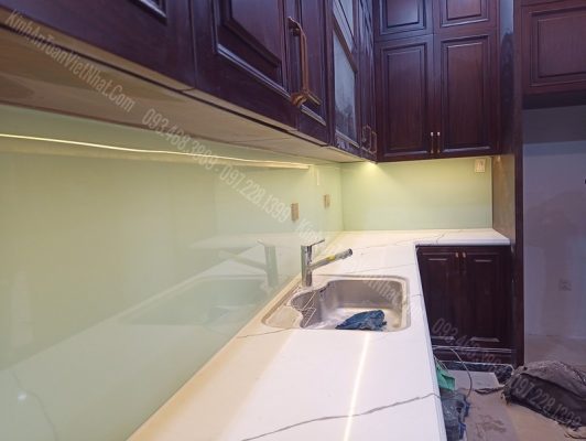 Ốp Tường Bếp Bằng Kính Màu Trắng Sữa