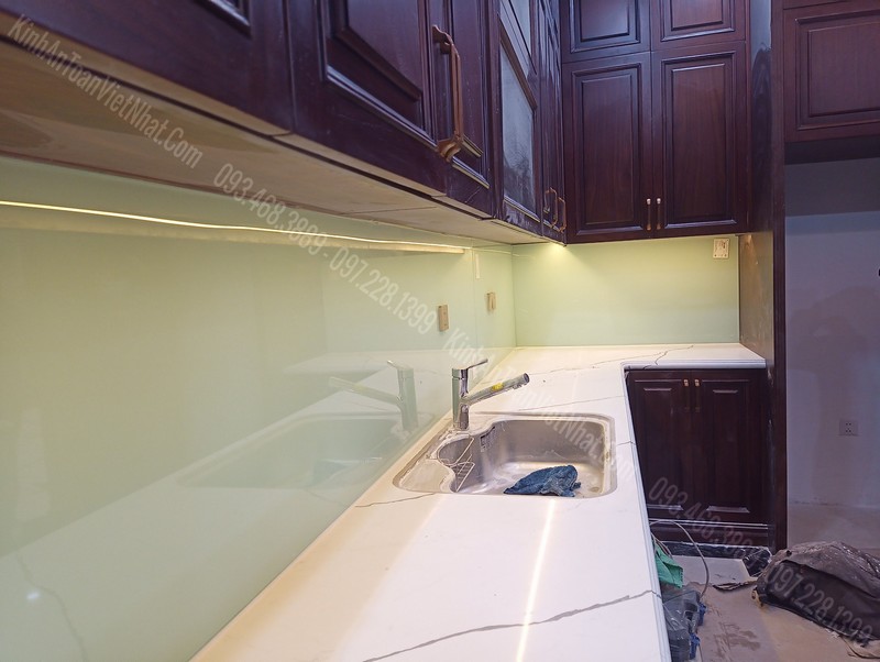 Ốp Tường Bếp Bằng Kính Màu Trắng Sữa