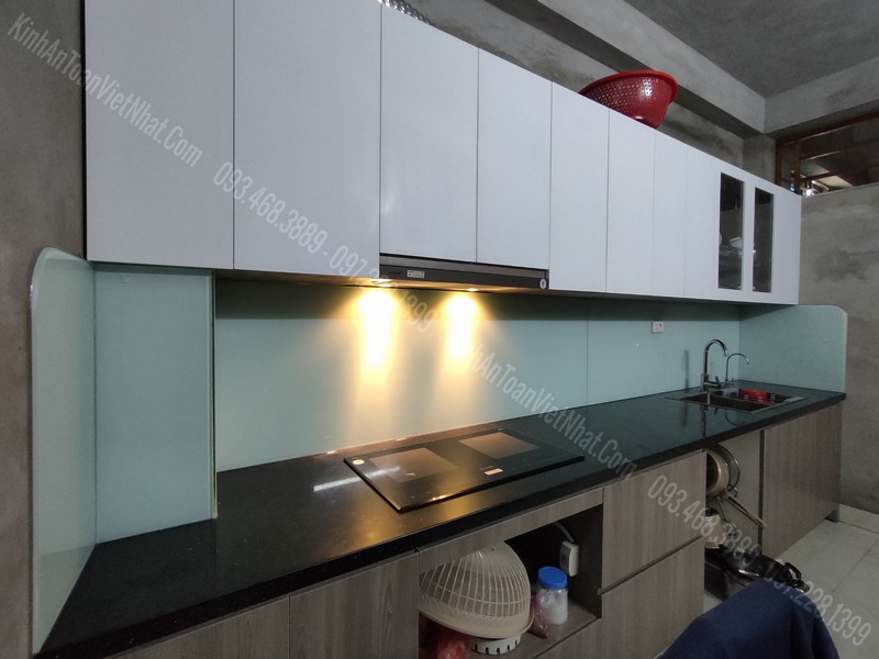 Nên Chọn Kính Ốp Bếp Màu Gì ? Kính Ốp Bếp Màu Trắng Xanh