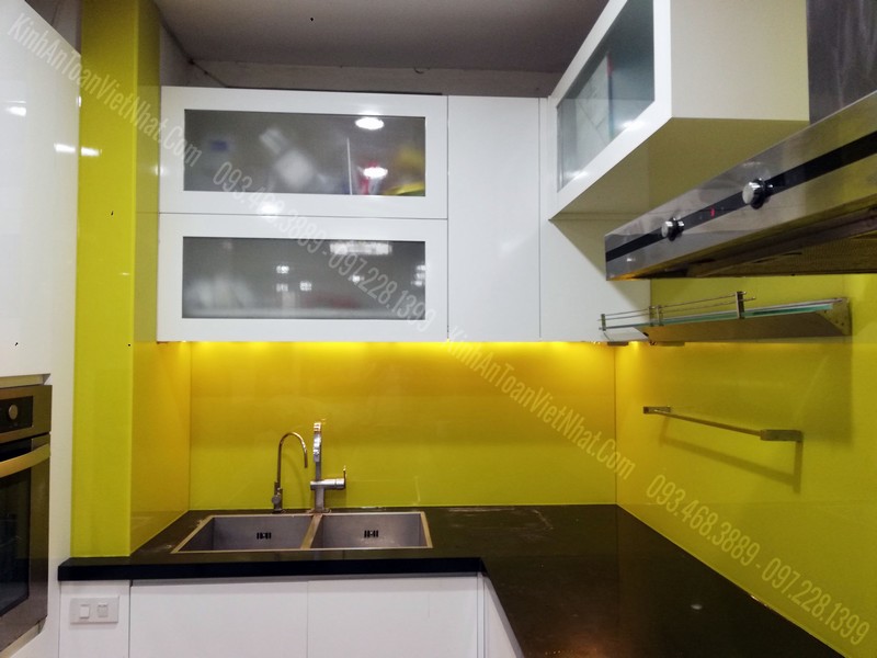Giá Kính Cường Lực Ốp Bếp Sơn Nhiệt