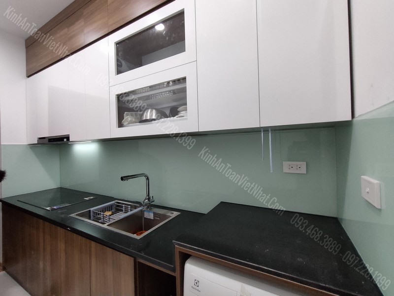 Giá Kính Ốp Bếp Màu Trắng Xanh