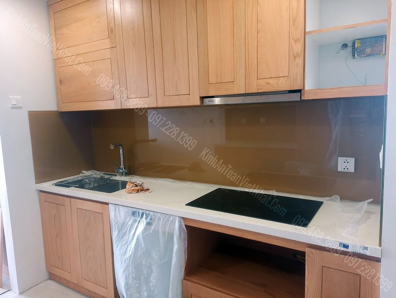 Giá Kính Ốp Tường Bếp Màu Ánh Vàng (TGC)