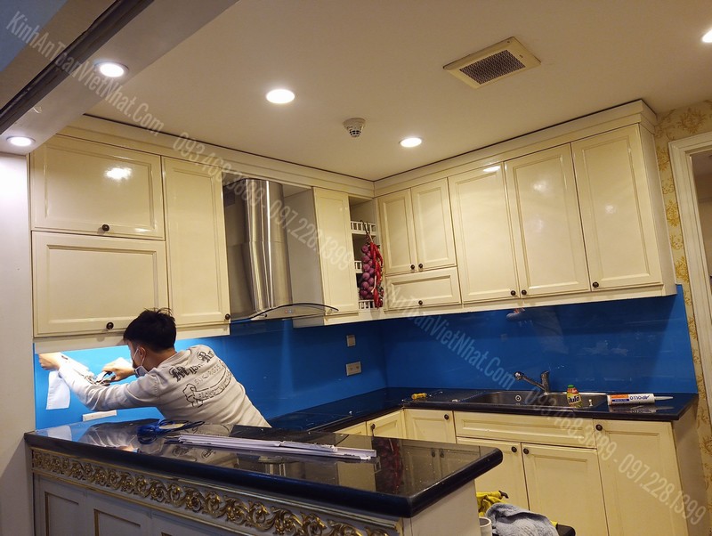 Kính Bếp Màu Xanh Nước Biển