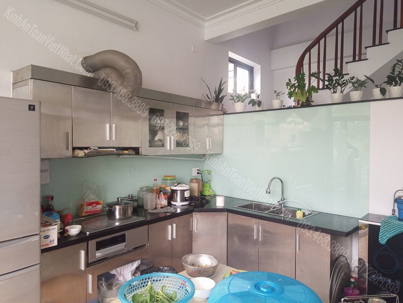 Mẫu Kính Bếp Màu Trắng Xanh Đẹp