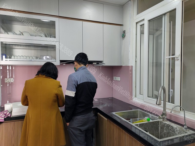 Mẫu Kính Bếp Màu Hồng Đẹp